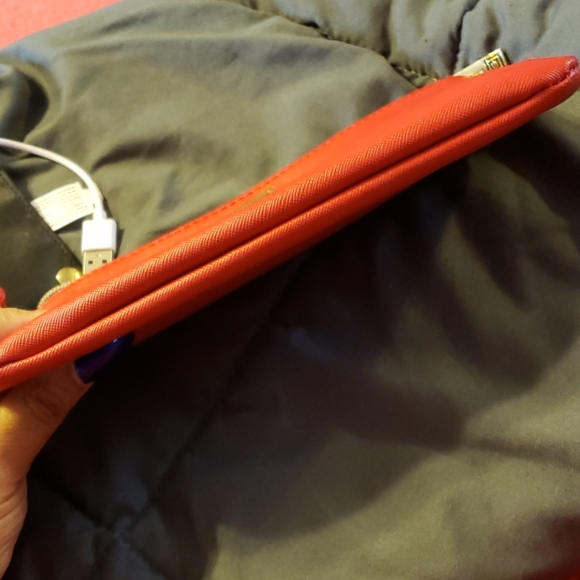 Large wristlet with attached usb charger - Picture 3 of 4